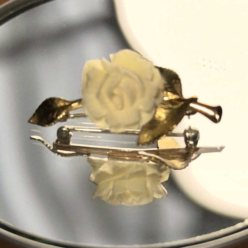Vintage Krementz white rose and gold‎ tone small brooch/pin